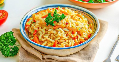 Рис на сковороде с луком и морковью