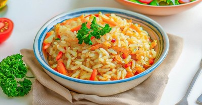 Рис на сковороде с луком и морковью