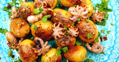 Осьминоги маленькие на сковороде с молодой картошкой