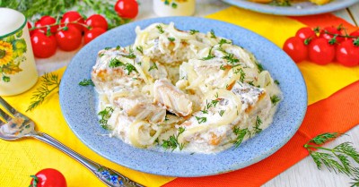 Щука на сковороде в сметане с луком