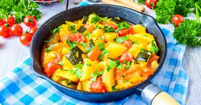 Овощное рагу на сковороде с картошкой