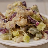 Рыбный салат с копченой скумбрией и маринованными огурцами