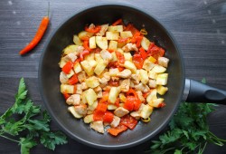 просто кухня жареные кабачки с курицей. Смотреть фото просто кухня жареные кабачки с курицей. Смотреть картинку просто кухня жареные кабачки с курицей. Картинка про просто кухня жареные кабачки с курицей. Фото просто кухня жареные кабачки с курицей