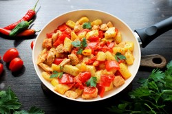 просто кухня жареные кабачки с курицей. Смотреть фото просто кухня жареные кабачки с курицей. Смотреть картинку просто кухня жареные кабачки с курицей. Картинка про просто кухня жареные кабачки с курицей. Фото просто кухня жареные кабачки с курицей