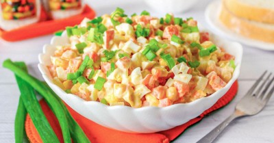 Салат с морковью крабовыми палочками и яйцом