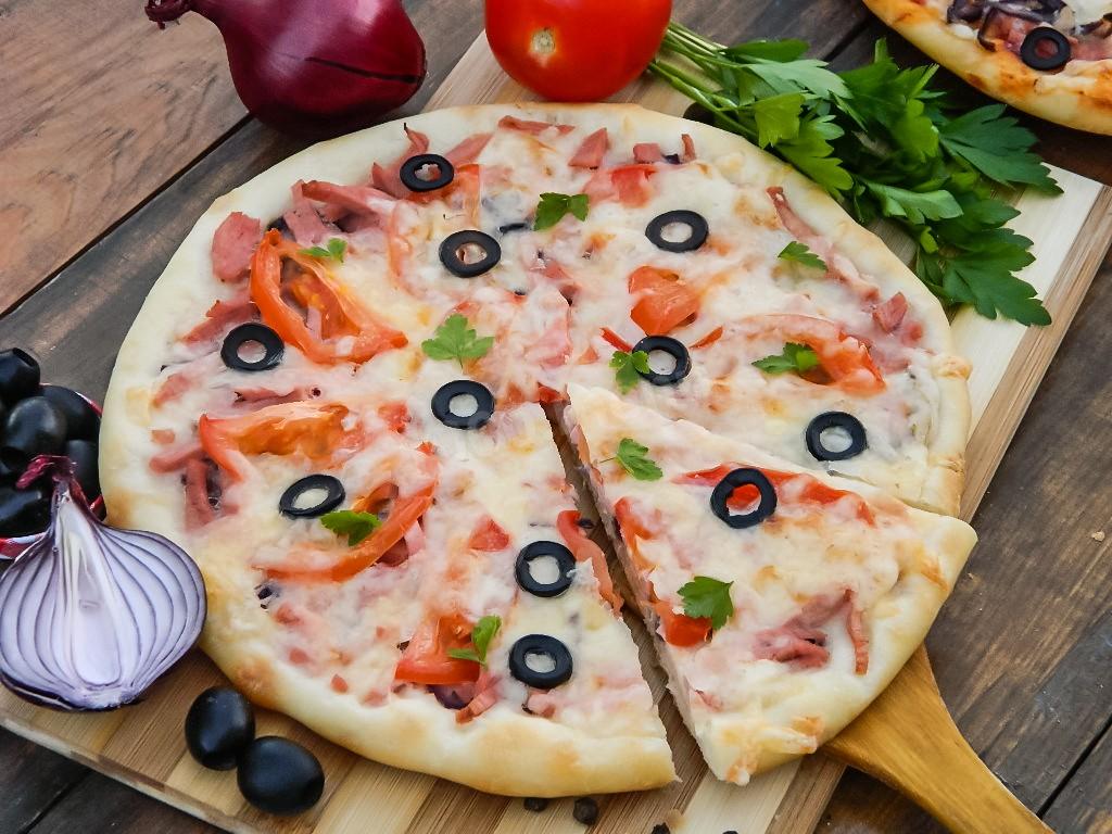 Домашняя пицца в духовке с колбасой рецепт с фото пошагово и видео -  1000.menu