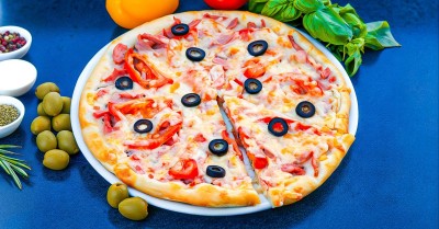 Домашняя пицца в духовке с колбасой классическая