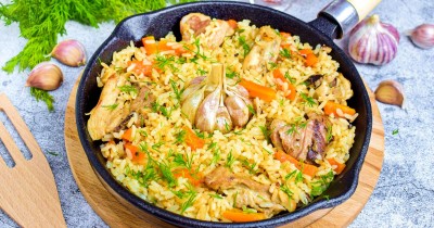 Ароматный рассыпчатый плов с курицей на сковороде