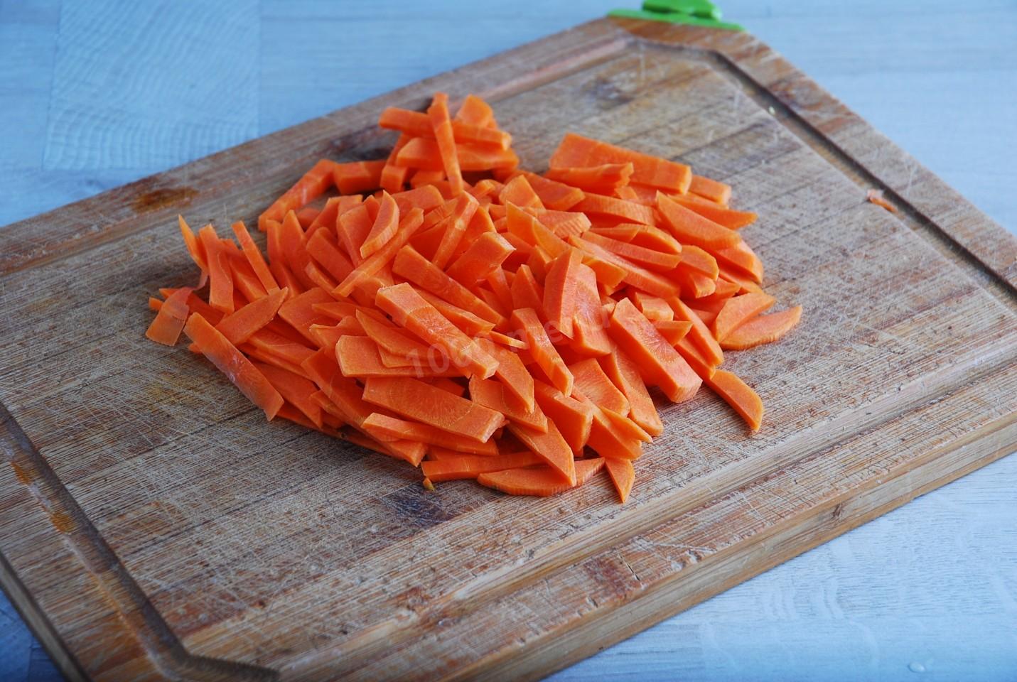 Морковь сметана курица. Морковь соломкой. Грудка нарезанная соломкой. Свекла нарезанная соломкой. Морковь соломка нарезка сметана.