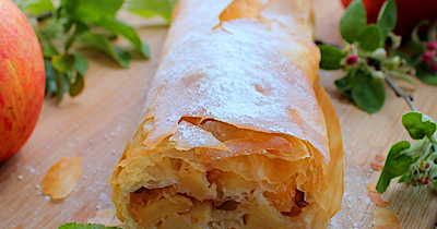 Яблочный штрудель из теста фило с изюмом