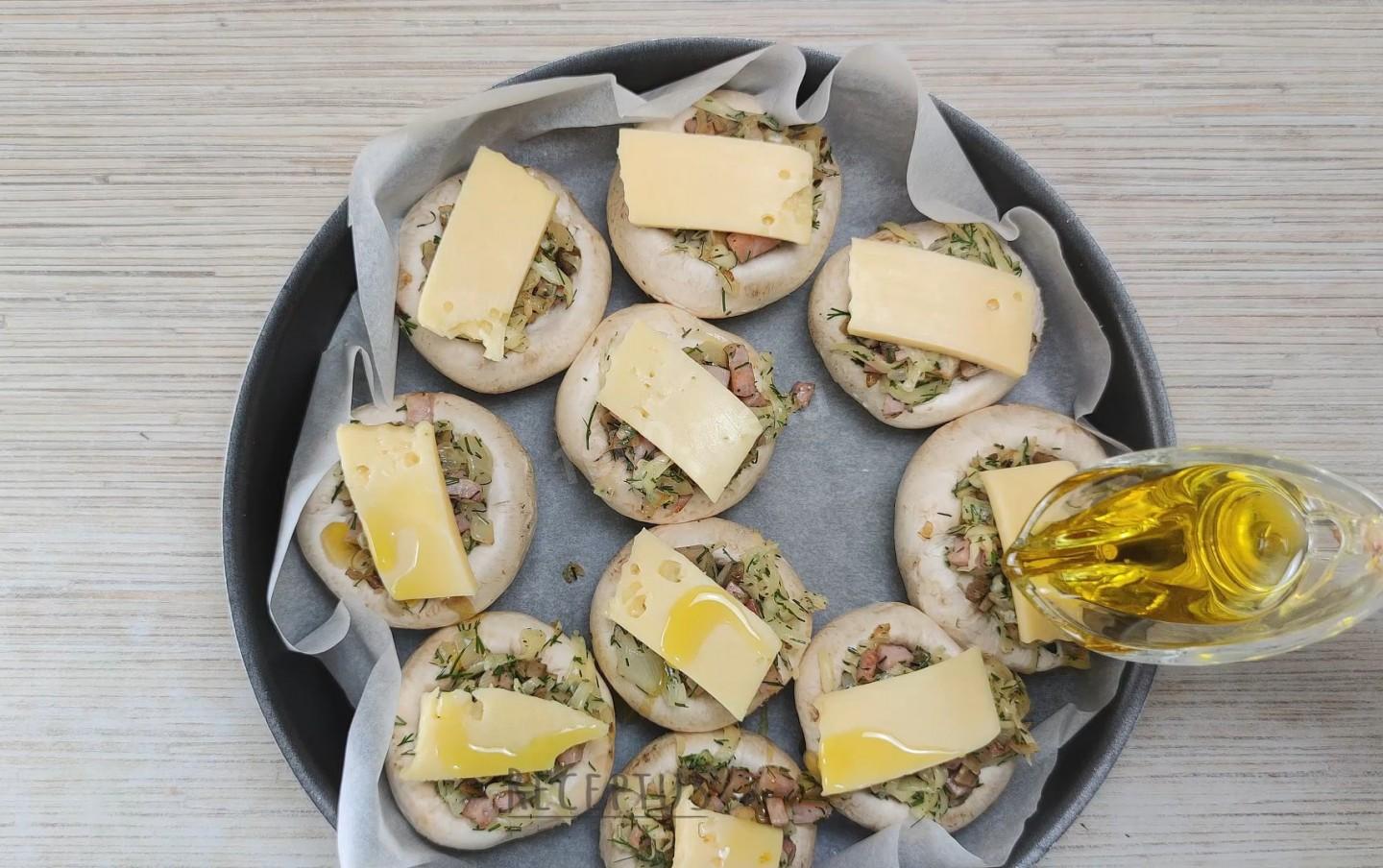 Рецепт шампиньонов фаршированных сыром и ветчиной: вкусное блюдо на каждый день