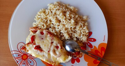 бурый рис и куриное филе под помидором и сыром