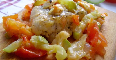 Судак с кабачками, морковью, помидорами и луком