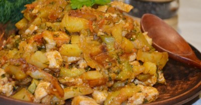 Азу из филе индейки с маринованными огурцами