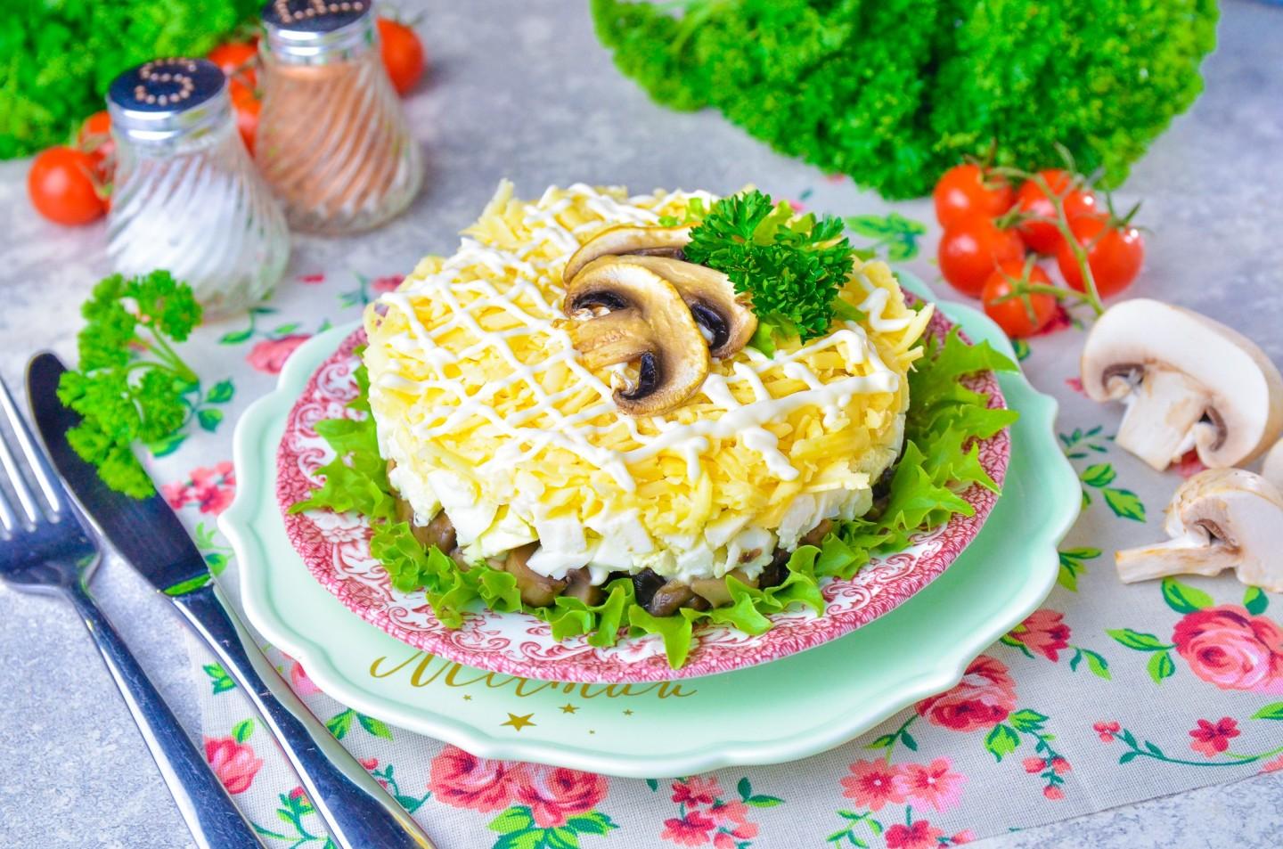 Слоеный салат с курицей грибами яйцом сыром