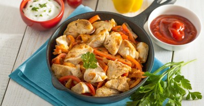 Куриная поджарка на сковороде с луком и морковью