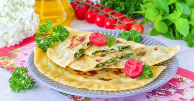 Азербайджанские кутабы с зеленью