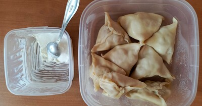 мясные пельмени со сметаной