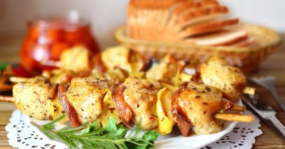 Шашлык из индейки с кусочками яблок