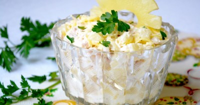 Салат с консервированными ананасами курой сыром