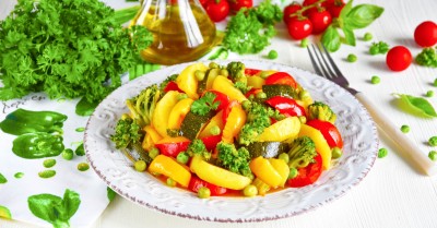 Тушеная картошка и капуста с овощами на сковороде