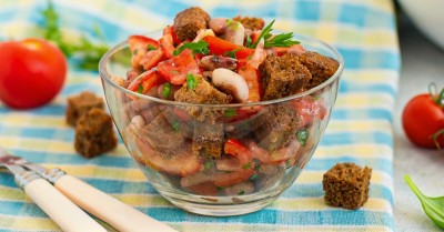 Салат с фасолью и помидорами