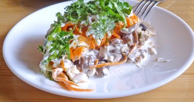 Салат Восторг с жареными грибами без орехов и чернослива