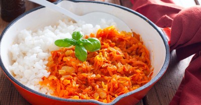Жареная морковь с луком на сковороде гарнир к стейку