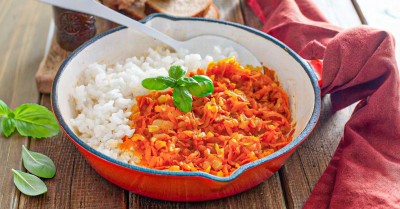 Жареная морковь с луком на сковороде