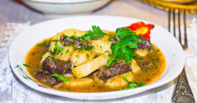 Соус с тушеной говядиной и картошкой