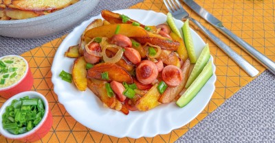 Жареная картошка с сосисками на сковороде
