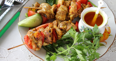 Сочный шашлык из курицы в духовке на шпажках