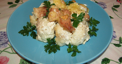 Курица с цветной капустой под сливочным соусом и сыром