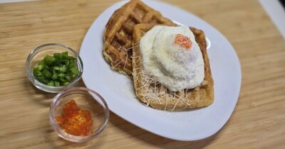 Картофельные вафли с яйцом пашот и сметанным кремом