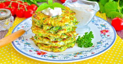 Оладьи из кабачков на сковороде с яйцом