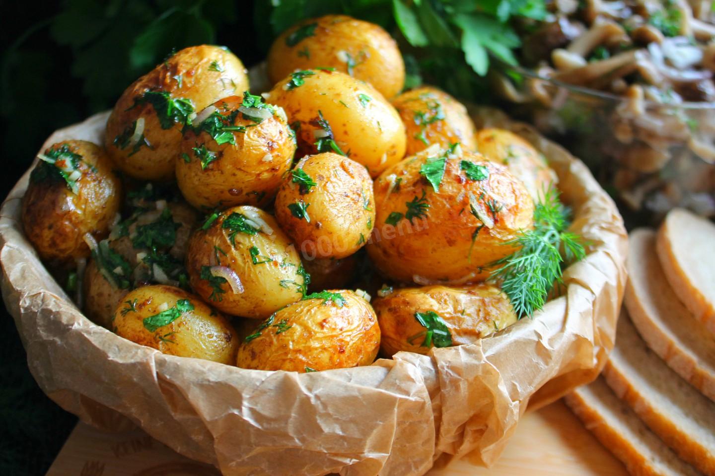 Как вкусно приготовить мелкую молодую картошку в кожуре в духовке: рецепты и секреты