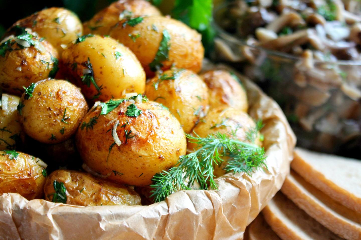 Рецепт молодой картошки в духовке. Запеченный картофель в кожуре. Мелкая картошка запеченная. Мелкая картошка запеченная в духовке. Картошка запеченная целиком.