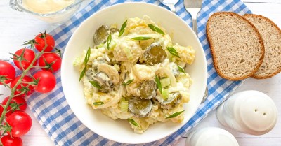 Картофельный салат по-американски с маринованными огурцами