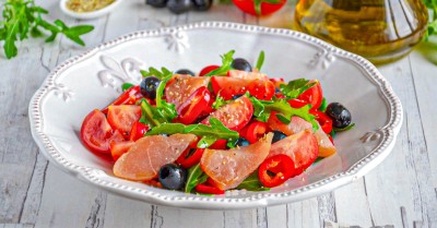 Салат с копчёной курицей и болгарским перцем