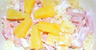 Салат копченая курица с ветчиной и ананасами