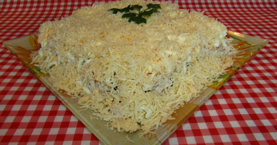 Слоеный салат с курицей, грибами и картофелем