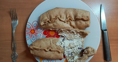 дрожжевой пирожок с творогом, бананом и изюмом