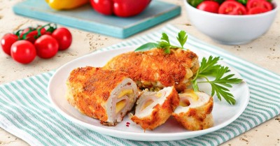 Кордон блю из курицы с сыром и ветчиной на сковороде