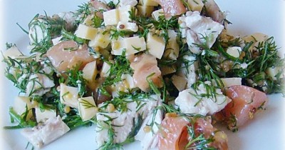 Салат грудка куриная, твердый сыр, помидоры