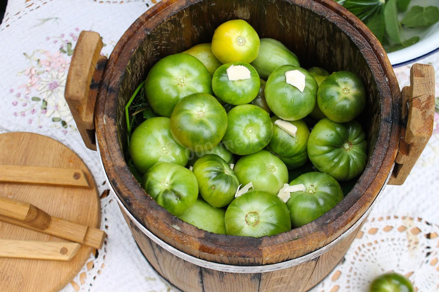 Зеленые помидоры в бочках