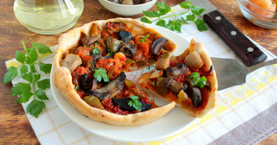 Постная пицца с маринованными грибами и болгарским перцем