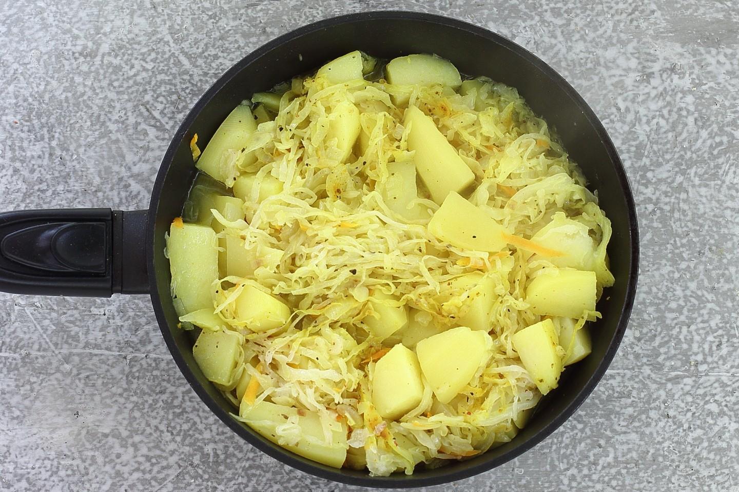 Жареная картошка с квашеной капустой на сковороде