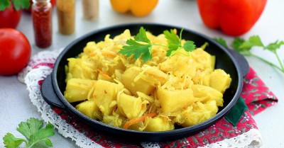 Картошка с квашеной капустой тушеная на сковороде