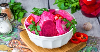 Маринованная капуста со свеклой быстрого приготовления