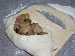 лодочки с картошкой мясом и солеными огурчиками. Смотреть фото лодочки с картошкой мясом и солеными огурчиками. Смотреть картинку лодочки с картошкой мясом и солеными огурчиками. Картинка про лодочки с картошкой мясом и солеными огурчиками. Фото лодочки с картошкой мясом и солеными огурчиками